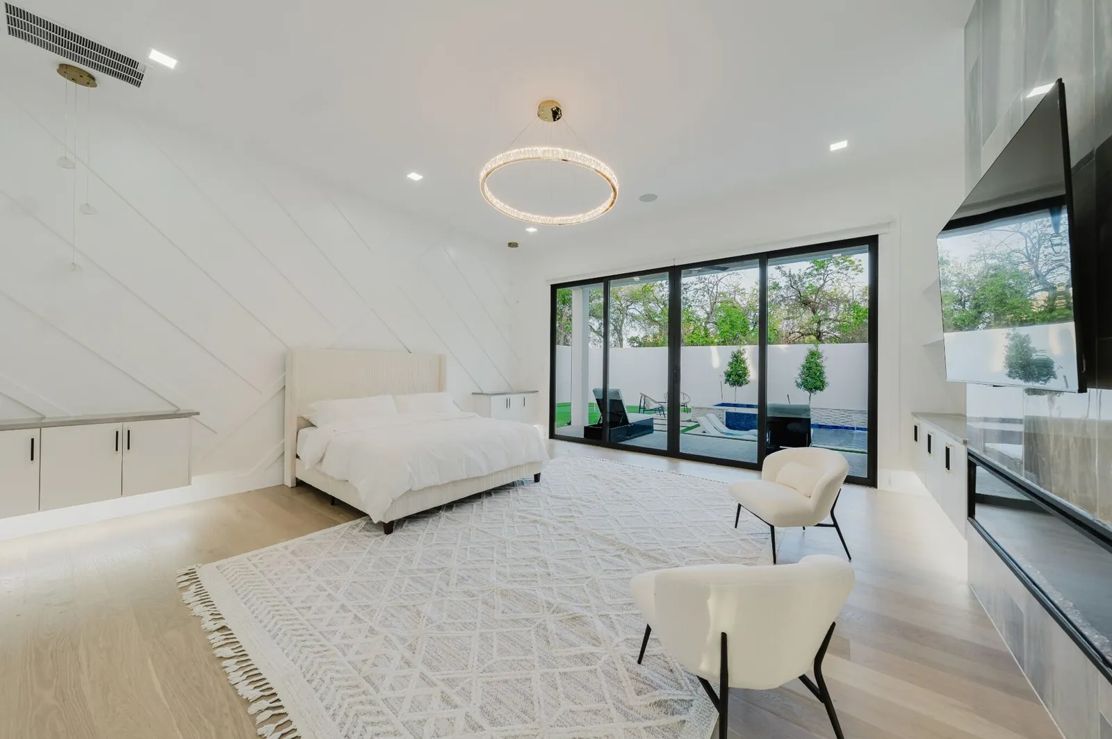 A bedroom opening on the pool